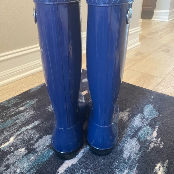 Navy blue ugg rain boot - size 8. Brand new socks included - Picture 5 of 9